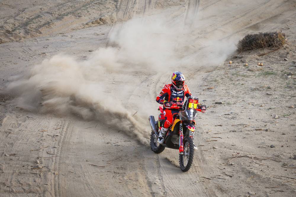 Daniel Sanders ganó en AlUla y pasó a liderar el Dakar. KTM manda y Luciano Benavides se ubica séptimo a diez minutos del líder