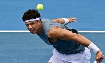 Ben Shelton superó a Francisco Comesaña en Auckland y avanzó a cuartos del ASB Classic tras un partido exigente en la cancha central.