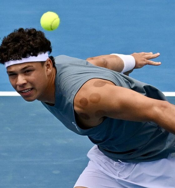 Ben Shelton superó a Francisco Comesaña en Auckland y avanzó a cuartos del ASB Classic tras un partido exigente en la cancha central.