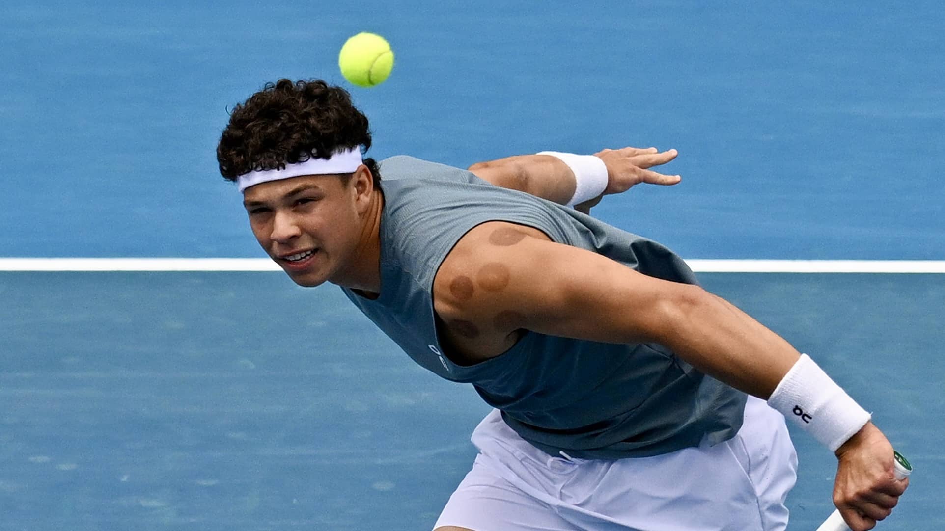 Ben Shelton superó a Francisco Comesaña en Auckland y avanzó a cuartos del ASB Classic tras un partido exigente en la cancha central.