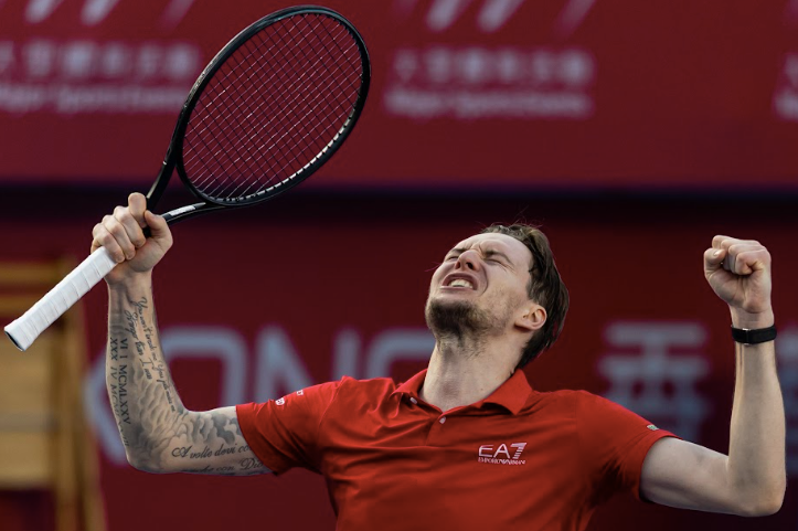 Alexander Bublik se consagró campeón del ATP de Hong Kong 2026 al derrotar a Lorenzo Musetti en la final. El italiano ganó el dobles junto a Lorenzo Sonego.