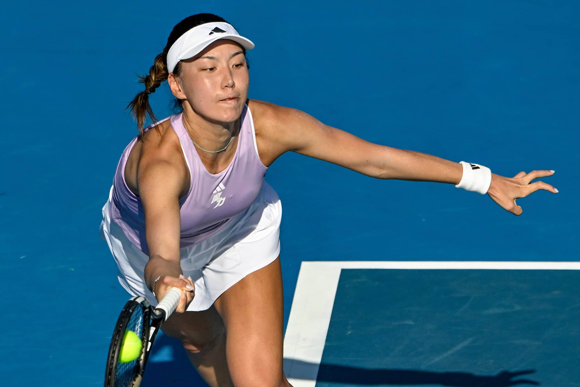 Wang Xinyu derrotó a Alexandra Eala en un duelo épico y avanzó a la final del ASB Classic tras salvar un punto de partido.