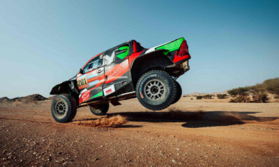 Toyota Hilux llega como referencia al Dakar 2026 en autos, pero Dacia, Ford, Mini y Defender prometen una lucha feroz por el título.