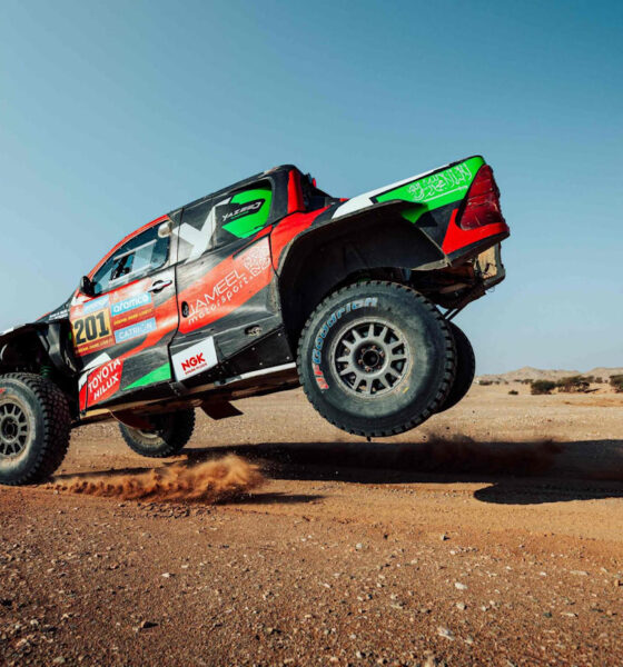 Toyota Hilux llega como referencia al Dakar 2026 en autos, pero Dacia, Ford, Mini y Defender prometen una lucha feroz por el título.