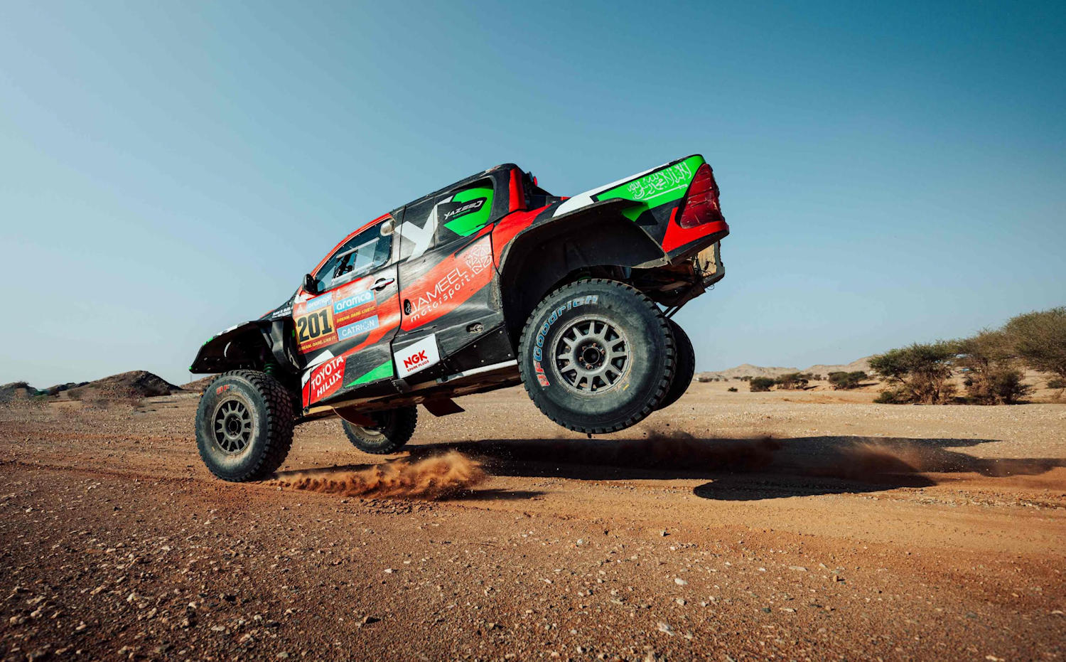 Toyota Hilux llega como referencia al Dakar 2026 en autos, pero Dacia, Ford, Mini y Defender prometen una lucha feroz por el título.