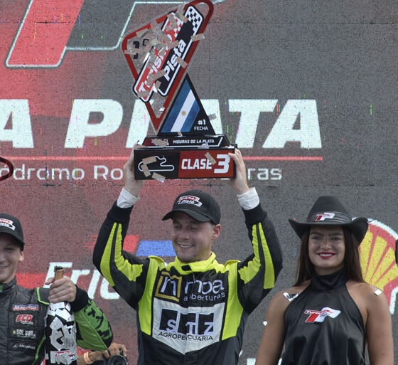 Federico Stieglitz ganó la final de la Clase Tres del Turismo Pista en La Plata tras el recargo a Martini en una carrera polémica.