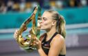 Sara Bejlek, de 20 años, ganó el WTA 500 de Abu Dhabi tras superar la qualy y vencer a Alexandrova en la final, logrando su primer título WTA.