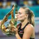 Sara Bejlek, de 20 años, ganó el WTA 500 de Abu Dhabi tras superar la qualy y vencer a Alexandrova en la final, logrando su primer título WTA.