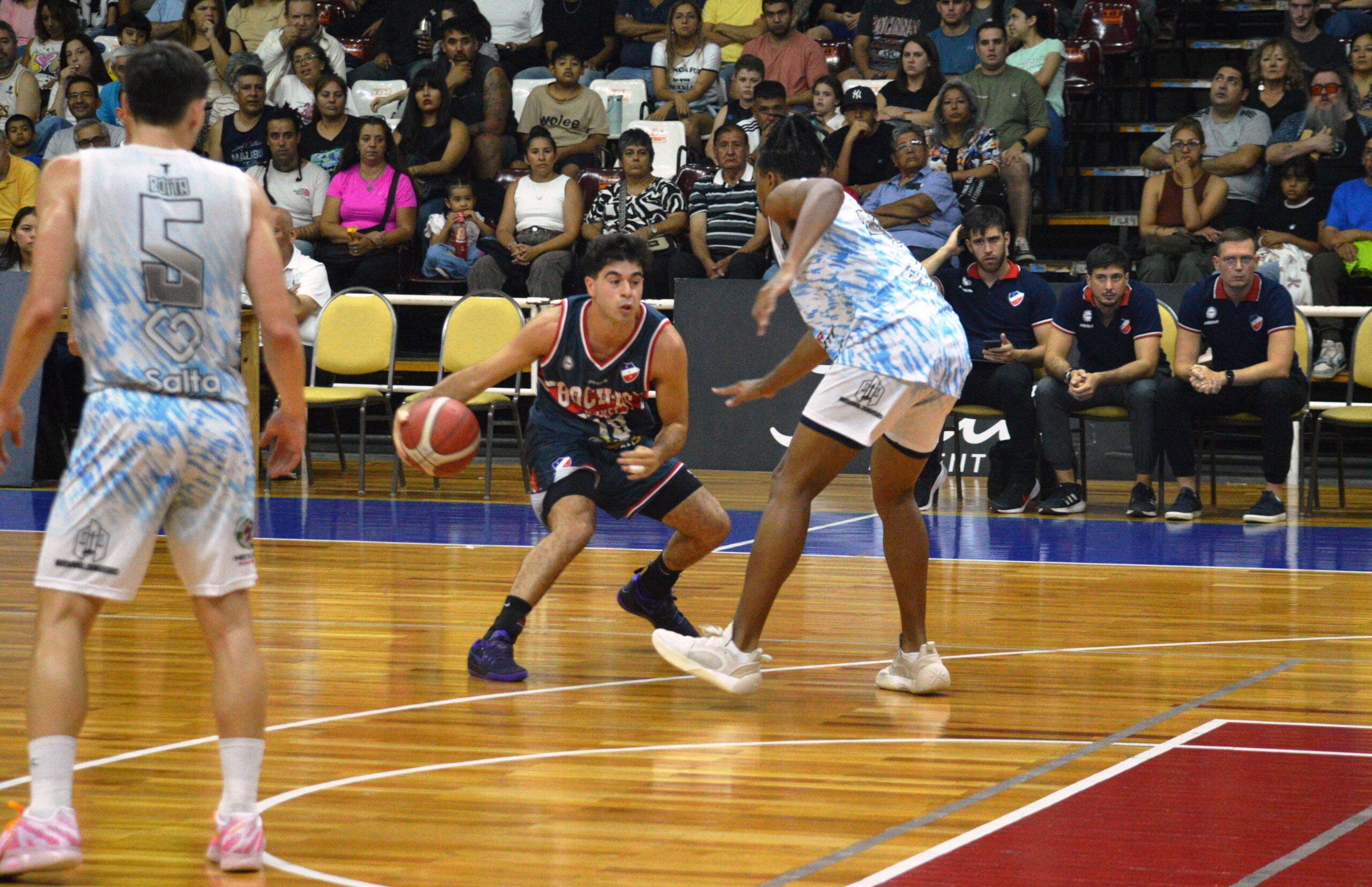 Salta Basket cayó 76-74 ante Bochas Sport en el Delmi tras una gran remontada y un final dramático por la Liga Argentina.