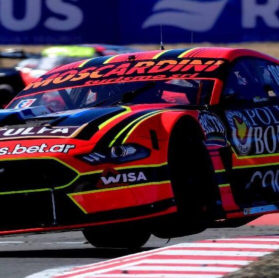 Moscardini ganó la primera fecha del TC 2026 en El Calafate tras la exclusión técnica de Santero. Crónica completa de la final, series y el análisis del fin de semana