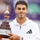 Francisco Cerúndolo ganó el Argentina Open 2026 al vencer a Luciano Darderi y logró su primer título en casa, desatando una emoción histórica.