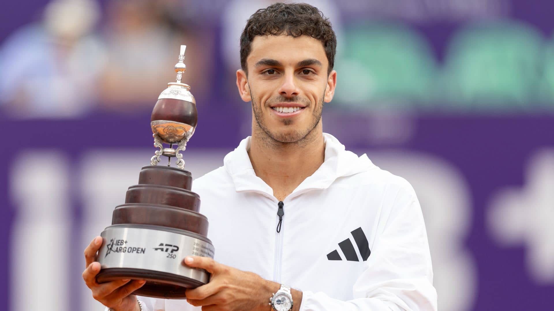 Francisco Cerúndolo ganó el Argentina Open 2026 al vencer a Luciano Darderi y logró su primer título en casa, desatando una emoción histórica.