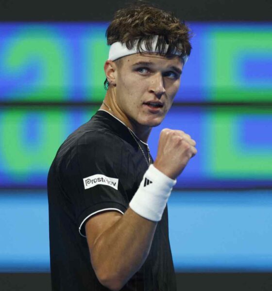 Jakub Mensik venció a Jannik Sinner en Doha 2026 y confirmó su salto definitivo en el ATP Tour. Análisis y proyección hacia el Top 10.