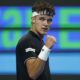 Jakub Mensik venció a Jannik Sinner en Doha 2026 y confirmó su salto definitivo en el ATP Tour. Análisis y proyección hacia el Top 10.