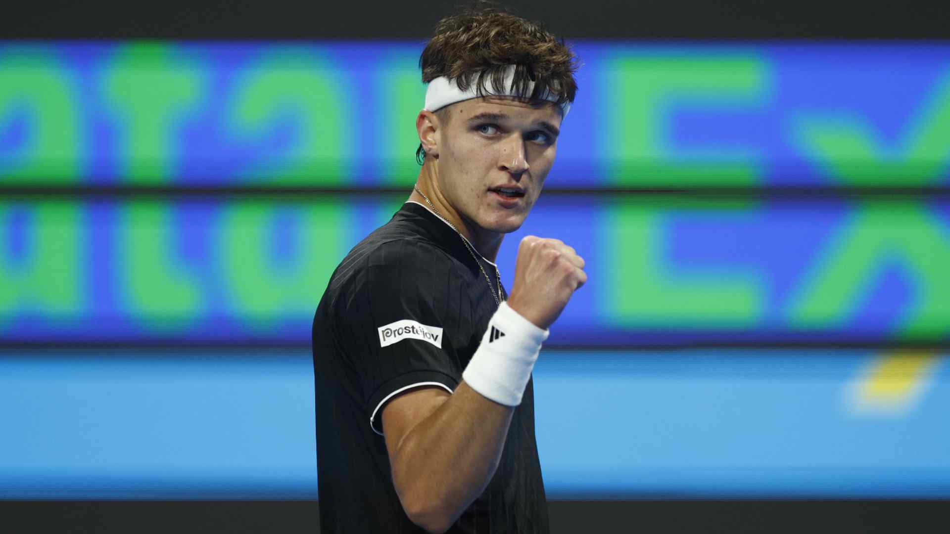 Jakub Mensik venció a Jannik Sinner en Doha 2026 y confirmó su salto definitivo en el ATP Tour. Análisis y proyección hacia el Top 10.