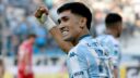 Racing venció 2-1 a Argentinos Juniors en el Cilindro y consiguió su primer triunfo en el Torneo Apertura 2026 tras un partido intenso y polémico.
