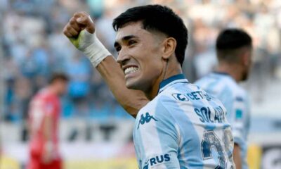 Racing venció 2-1 a Argentinos Juniors en el Cilindro y consiguió su primer triunfo en el Torneo Apertura 2026 tras un partido intenso y polémico.