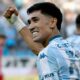 Racing venció 2-1 a Argentinos Juniors en el Cilindro y consiguió su primer triunfo en el Torneo Apertura 2026 tras un partido intenso y polémico.