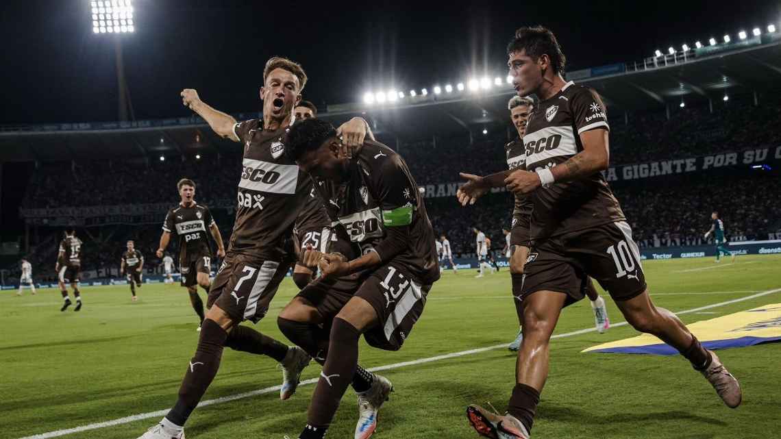 Platense venció 2-1 a Talleres en Córdoba por la tercera fecha del Torneo Apertura 2026. El Calamar sigue invicto tras un partido intenso y marcado por la lluvia.