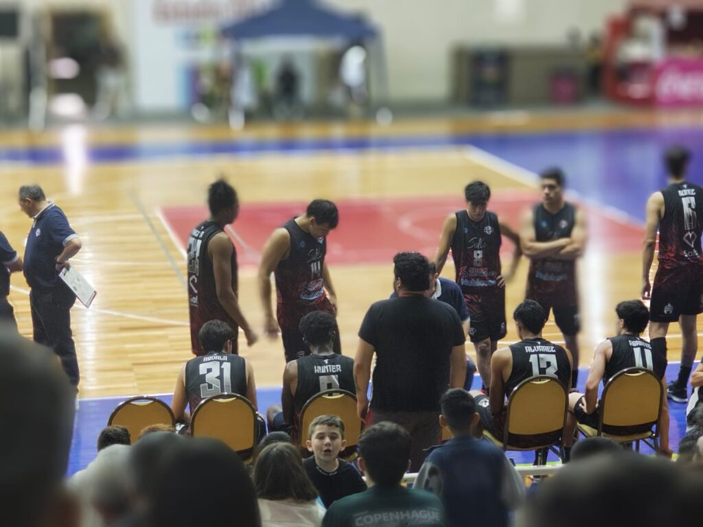 Sportivo Suardi derrotó a Salta Basket por 82-75 en el Estadio Delmi y alcanzó su octava victoria consecutiva en la Conferencia Norte.