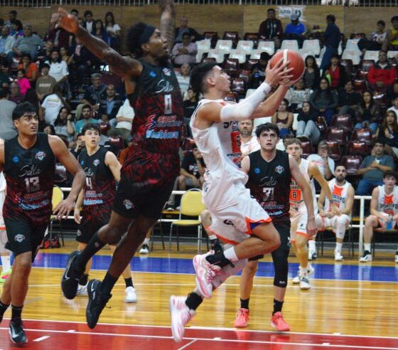 Sportivo Suardi derrotó a Salta Basket por 82-75 en el Estadio Delmi y alcanzó su octava victoria consecutiva en la Conferencia Norte.