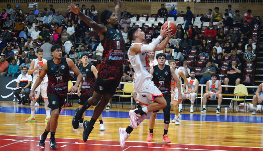 Sportivo Suardi derrotó a Salta Basket por 82-75 en el Estadio Delmi y alcanzó su octava victoria consecutiva en la Conferencia Norte.