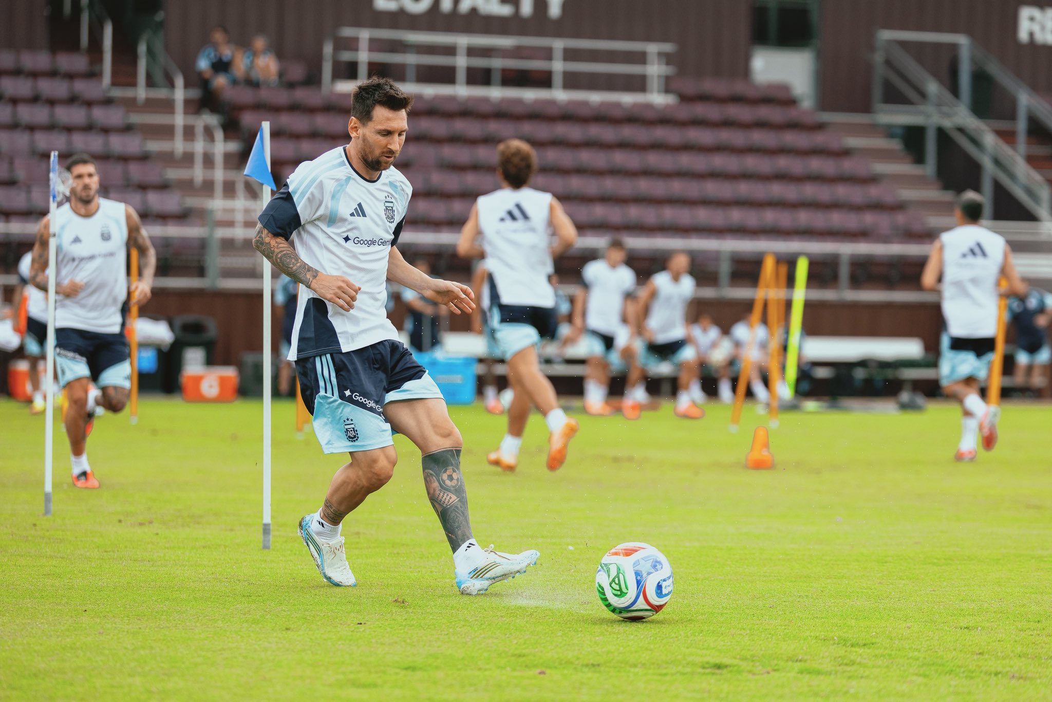 Argentina juega ante Islandia su último amistoso antes del Mundial 2026, con Messi listo para sumar minutos y Scaloni enfocado en cuidar al plantel.