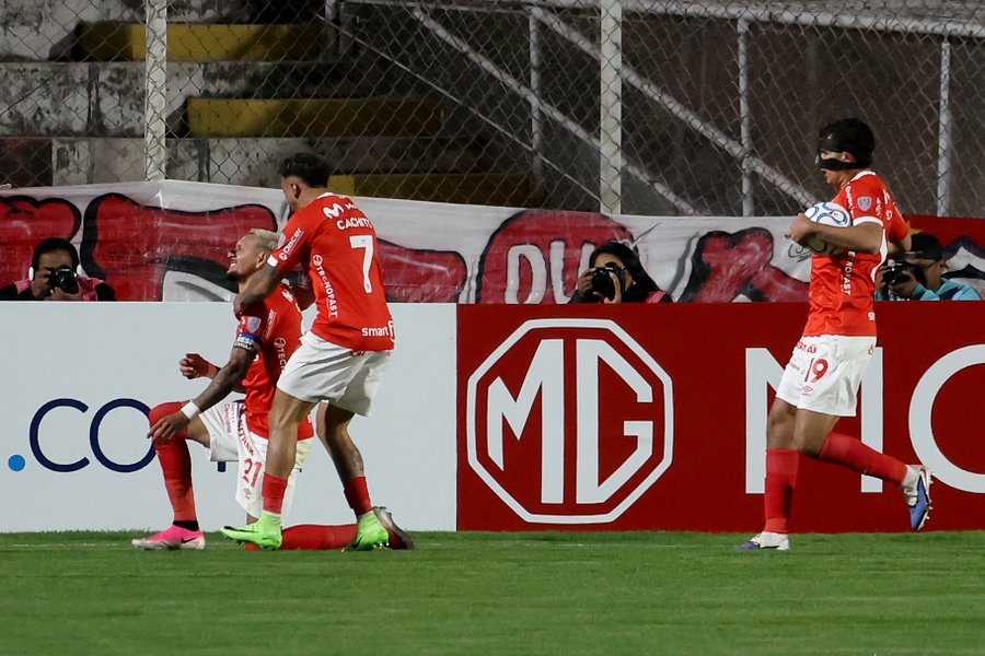 Cienciano aplastó 4-0 a Lanús, ganó 4-2 en el resultado global y avanzó a los octavos de la Copa Sudamericana.