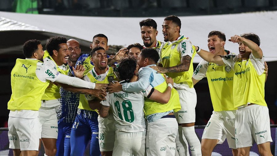 Palmeiras golea, Flamengo rescata un punto y la cima sigue al rojo vivo en el Brasileirao