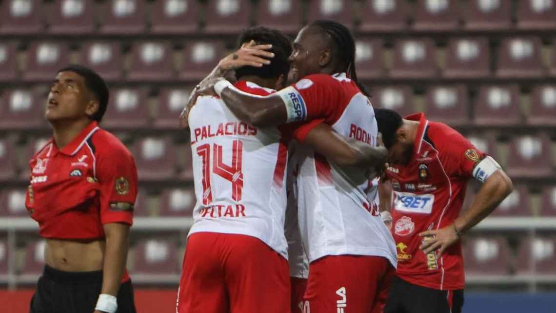 Independiente Santa Fe goleó 3-0 a Caracas, cerró la serie 5-0 y enfrentará a River Plate en los octavos de la Copa Sudamericana 2026.