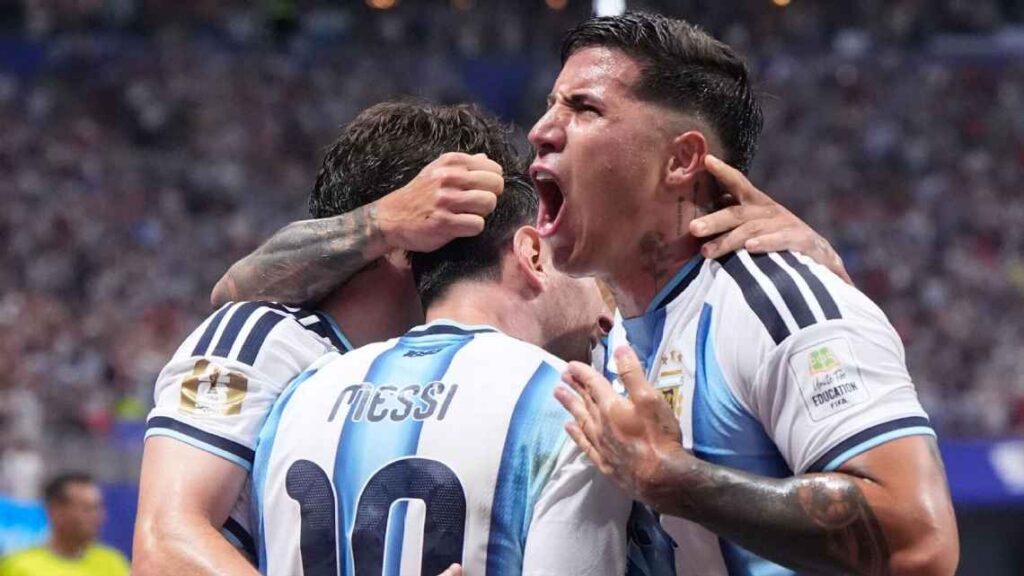 Argentina pasó de estar eliminada a meterse en cuartos con tres goles en 13 minutos, otro tanto de Messi y un cabezazo agónico de Enzo Fernández.