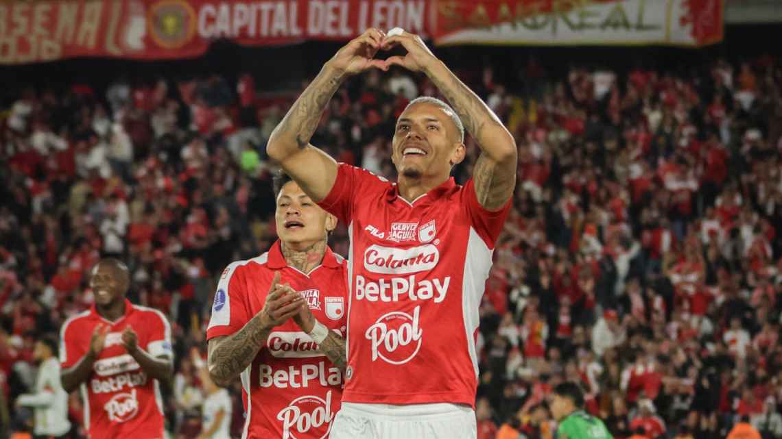 Santa Fe derrotó 2-0 a Caracas en Bogotá y afrontará con una ventaja importante la revancha en Venezuela.