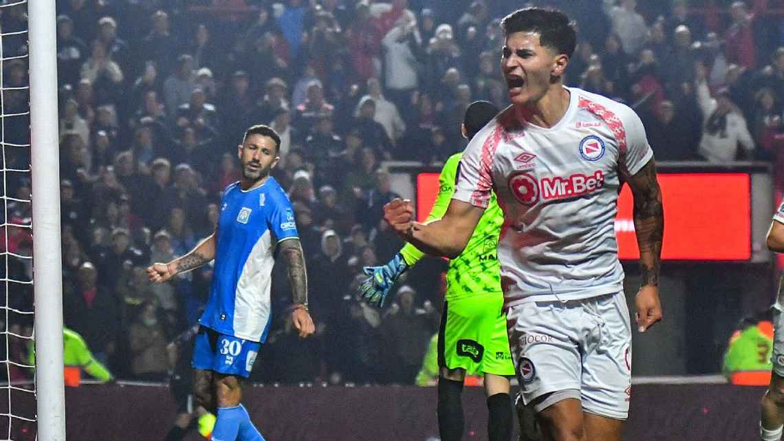 Argentinos goleó 3-0 a Estudiantes de Río Cuarto, consiguió su segundo triunfo consecutivo y se adueñó de la cima del Grupo B del Clausura 2026.