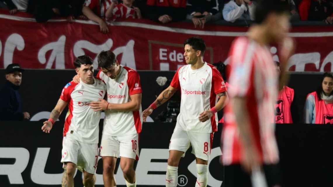 Con goles de Gabriel Ávalos y Santiago Montiel, Independiente derrotó 2-0 a Estudiantes en La Plata y arrancó con el pie derecho el Torneo Clausura 2026.