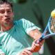 Mariano Navone derrotó a Jan-Lennard Struff por 6-0 y 6-3, avanzó a cuartos de Kitzbühel y confirmó su gran momento en polvo de ladrillo.