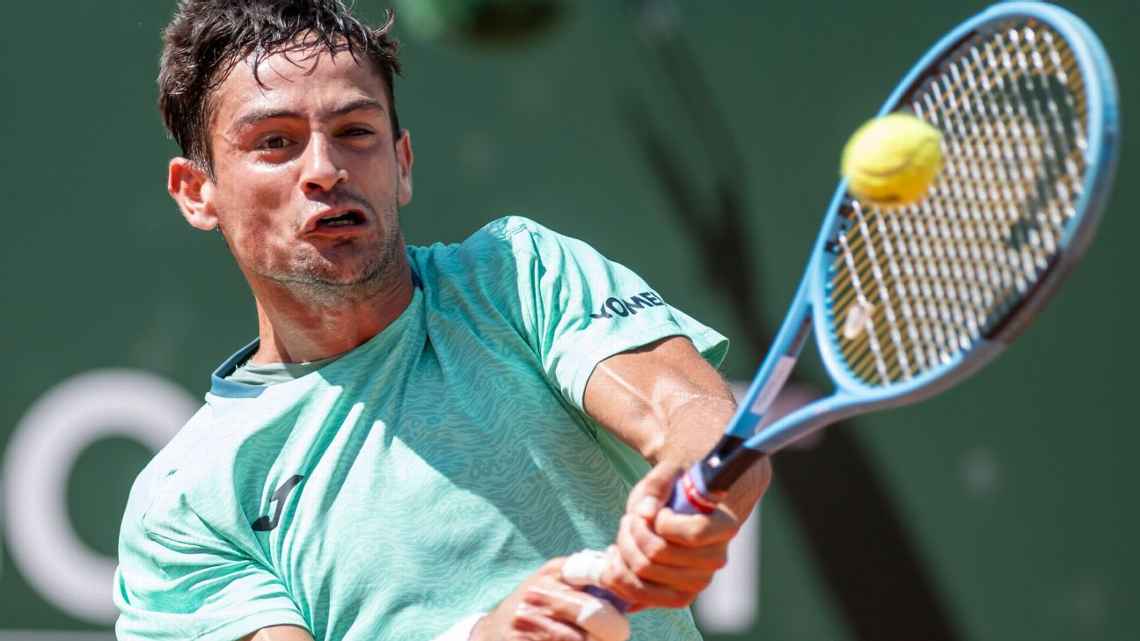 Mariano Navone derrotó a Jan-Lennard Struff por 6-0 y 6-3, avanzó a cuartos de Kitzbühel y confirmó su gran momento en polvo de ladrillo.