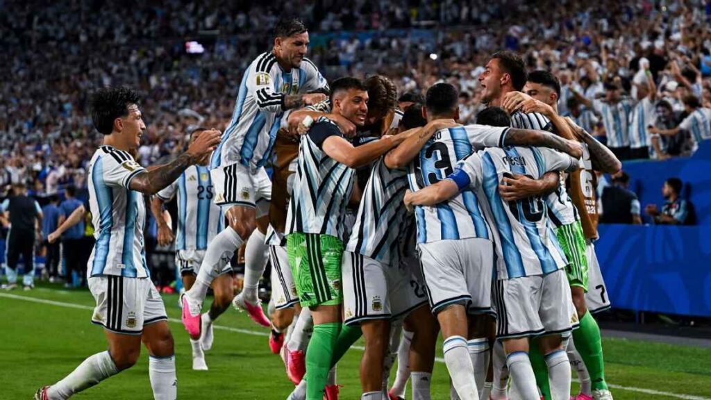 Argentina necesitó 120 minutos, otro gol de Messi y dos salvadas decisivas de Dibu Martínez para eliminar 3-2 a la heroica Cabo Verde.