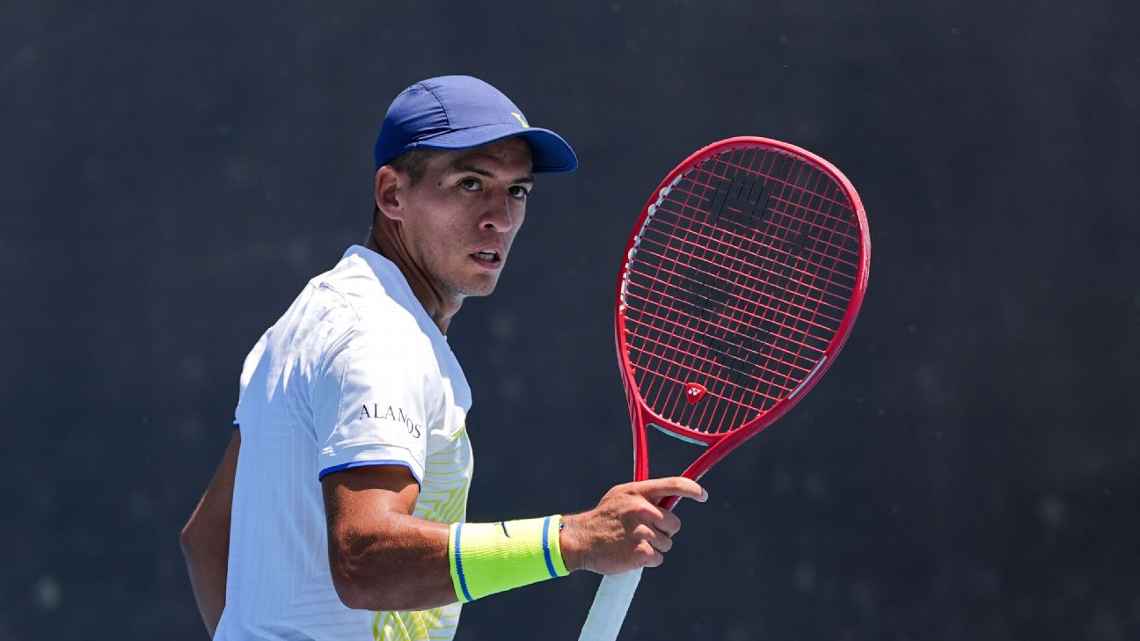 Sebastián Báez venció a Arthur Rinderknech por 7-6, 2-6 y 6-4 y avanzó a cuartos del ATP 250 de Kitzbühel, donde fue campeón en 2023