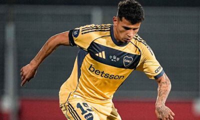 Boca derrotó 2-0 a Sarmiento con goles de Alan Velasco y Leonel Flores, quien celebró su estreno goleador en el equipo.
