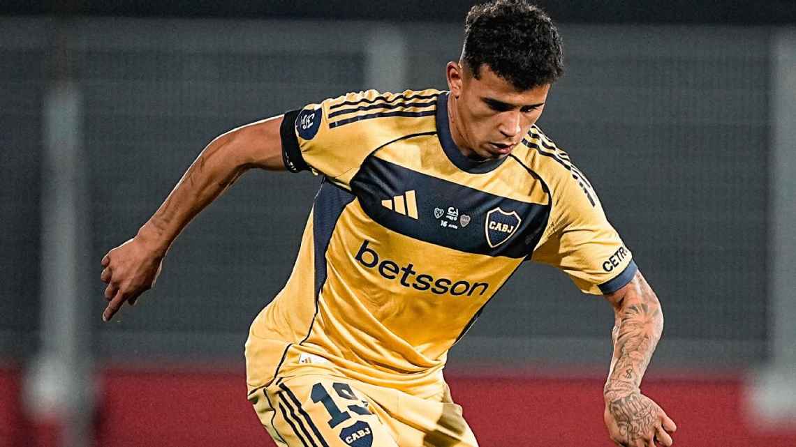 Boca derrotó 2-0 a Sarmiento con goles de Alan Velasco y Leonel Flores, quien celebró su estreno goleador en el equipo.