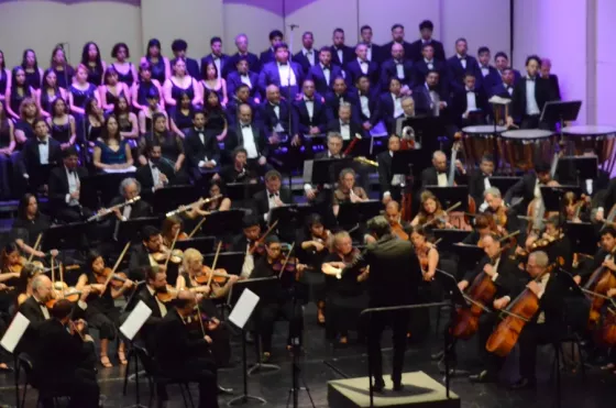Después de dos presentaciones con directores invitados, Jorge Mario Uribe retoma la conducción de la Sinfónica de Salta en una velada dedicada al Romanticismo alemán, con Luis Roggero como violinista solista.