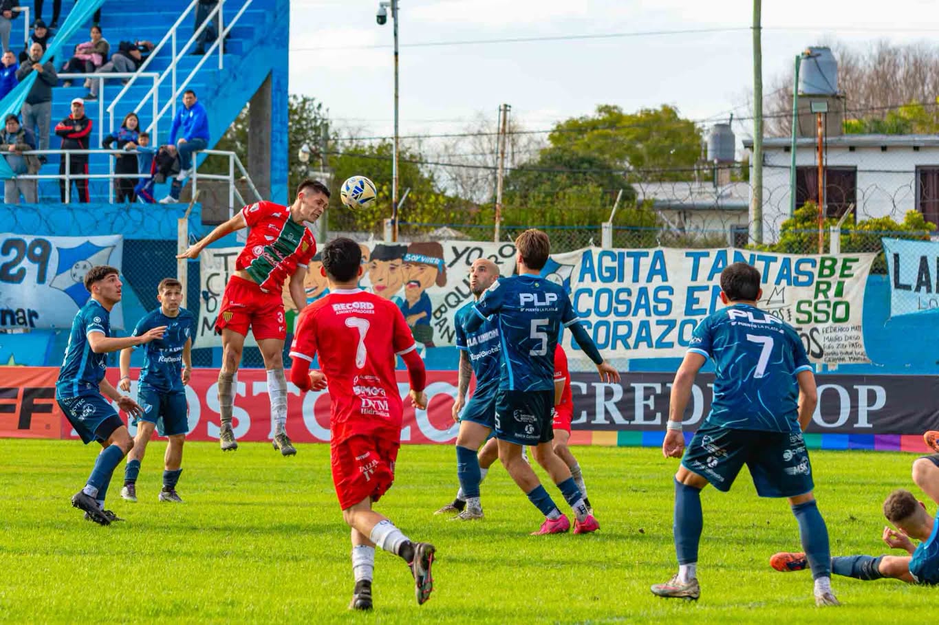 Excursionistas terminó la fecha 28 como líder, mientras Villa San Carlos salió del descenso y UAI Urquiza cayó a la zona roja.