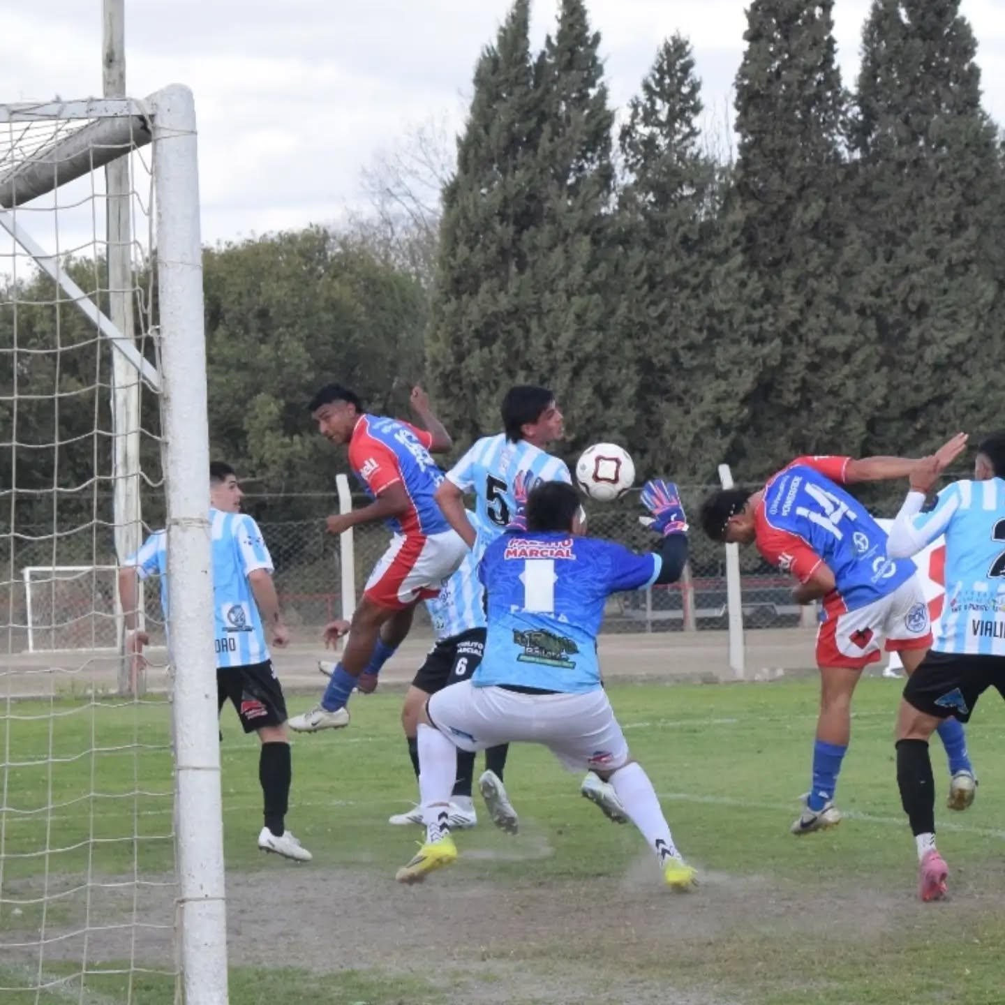 La primera fecha del Regional Amateur 2026 dejó cuatro triunfos salteños, dos empates y una extensa jornada de resultados en todo el país.