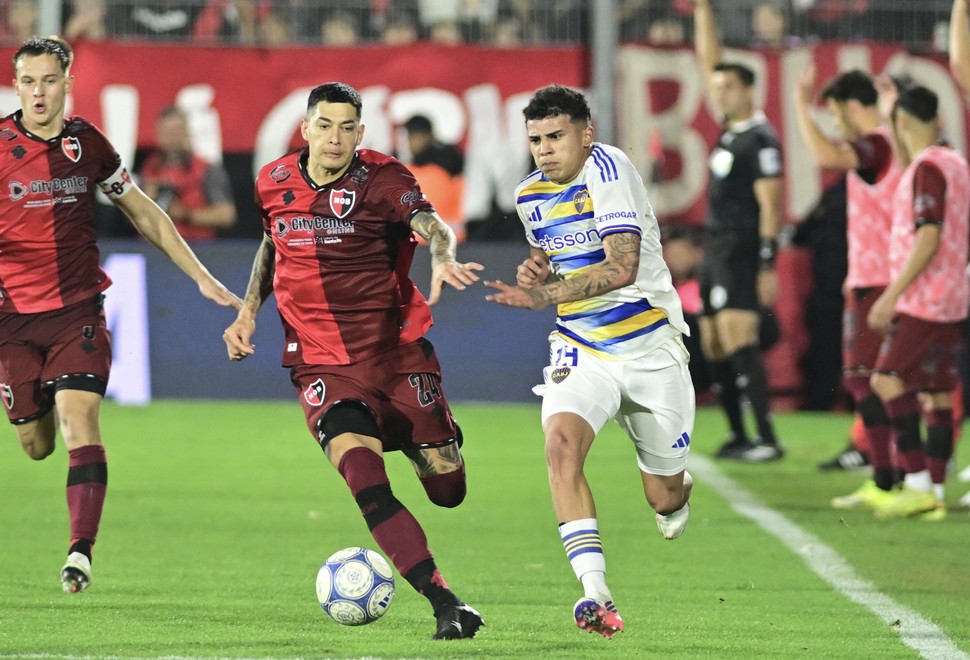 Newell's reaccionó en el segundo tiempo, dio vuelta el resultado, pero Boca encontró el empate y ambos igualaron 2-2 en Rosario..foto sebastian granata
