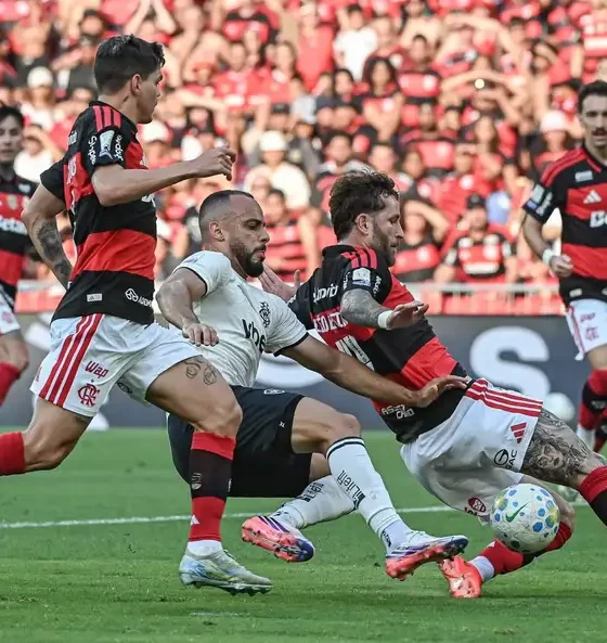Flamengo aprovechó el tropiezo de Palmeiras y volvió a meterse de lleno en la pelea por el título del Brasileirão 2026.