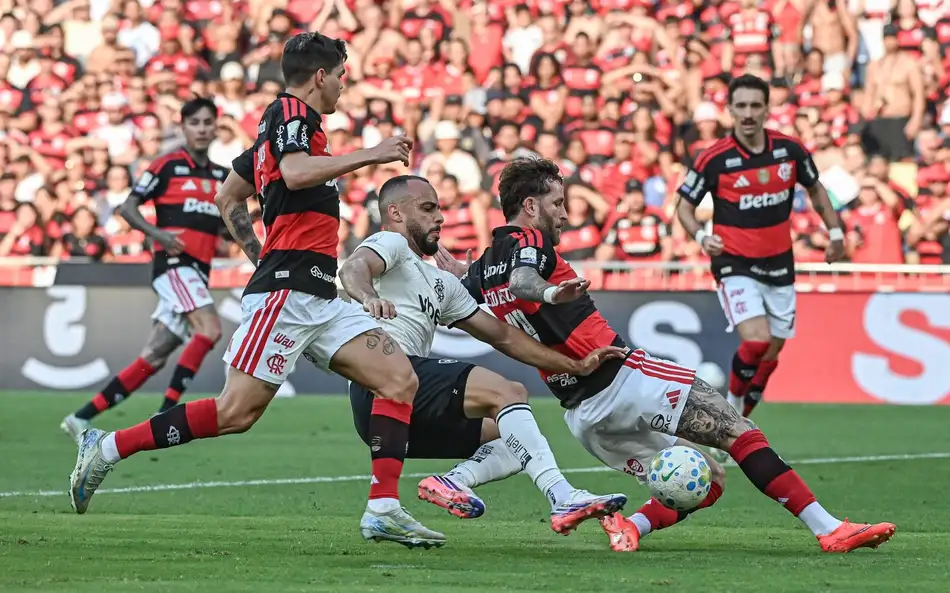 Flamengo aprovechó el tropiezo de Palmeiras y volvió a meterse de lleno en la pelea por el título del Brasileirão 2026.