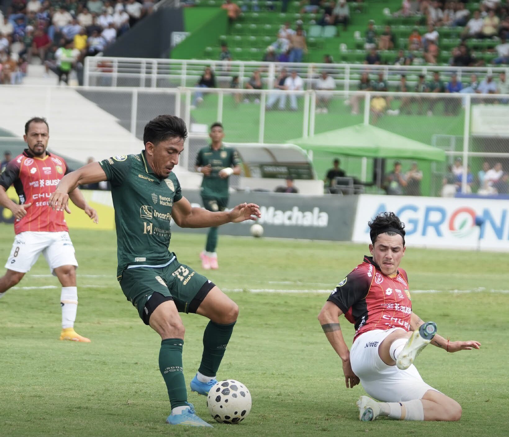 LDU subió al quinto puesto, Emelec salió de la zona de permanencia y Orense tomó aire antes del cierre de la jornada 25.