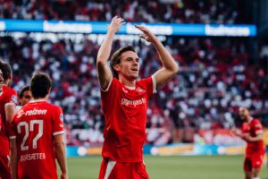 Twente goleó 6-0, Tromsø sorprendió con un 5-0 y Rapid Viena ganó 4-1 en la tercera ronda de la Conference League.