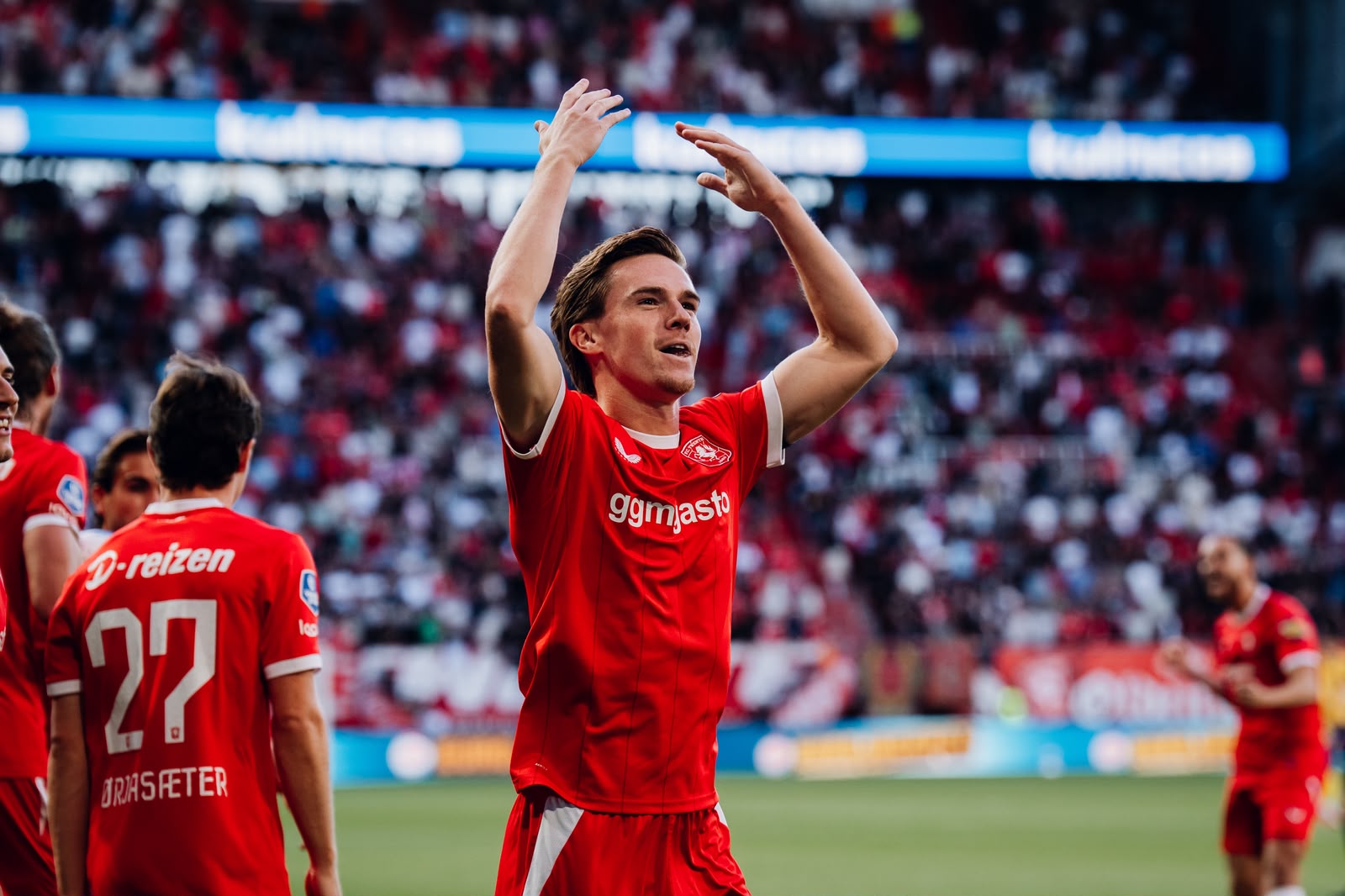 Twente goleó 6-0, Tromsø sorprendió con un 5-0 y Rapid Viena ganó 4-1 en la tercera ronda de la Conference League.