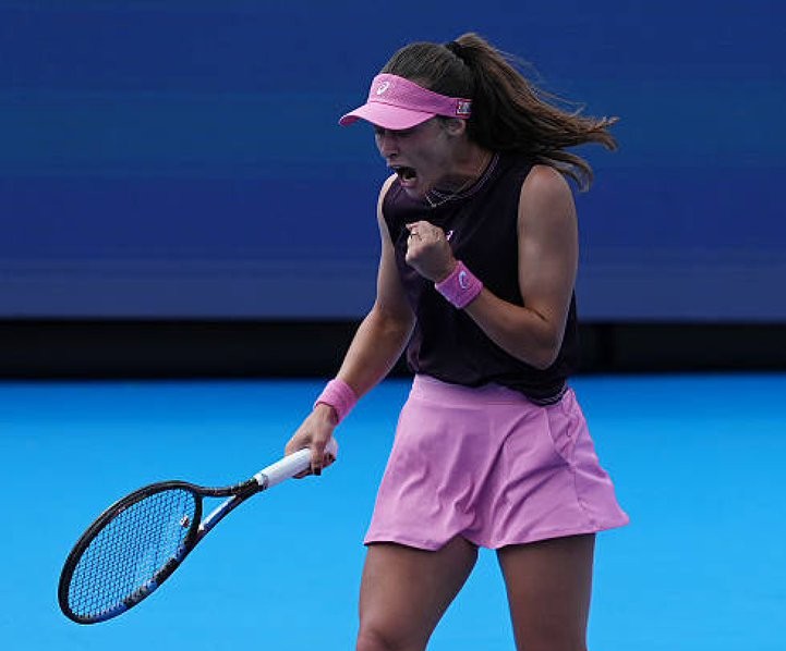 Zeynep Sonmez sorprendió a Daria Kasatkina y encabezó una primera ronda con varios resultados destacados en Cincinnati.